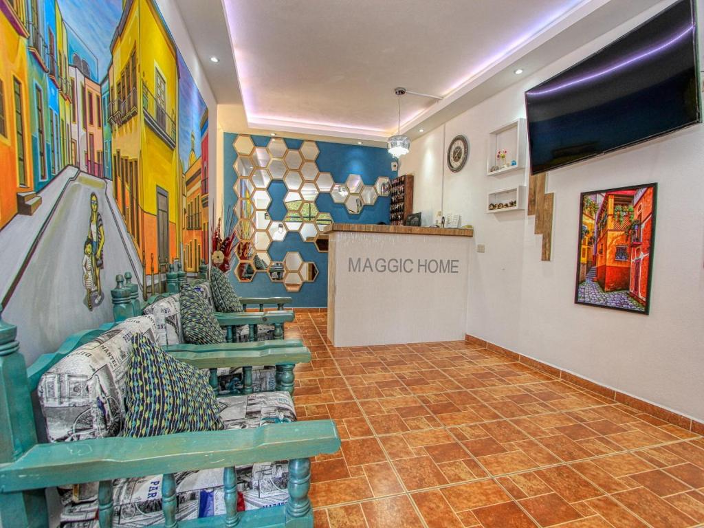 una tienda con mesas y sillas en una habitación en Hotel Maggic Home Panorámica, en Guanajuato