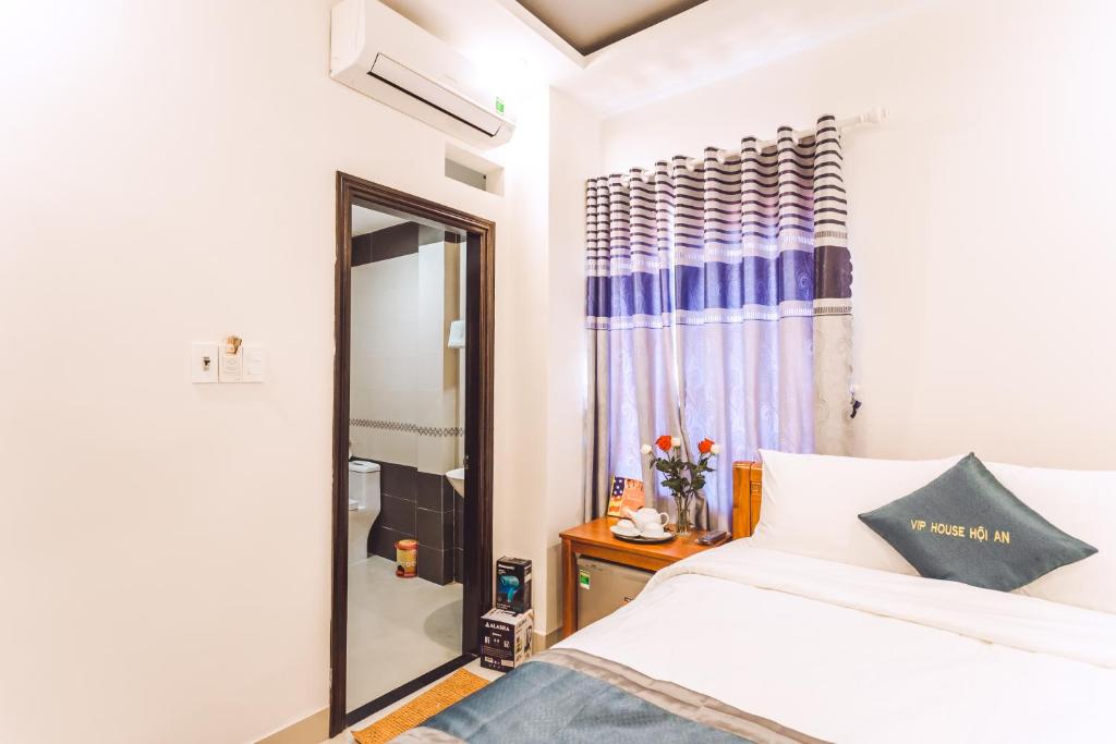 Postel nebo postele na pokoji v ubytování Vip House Hoi An Homestay