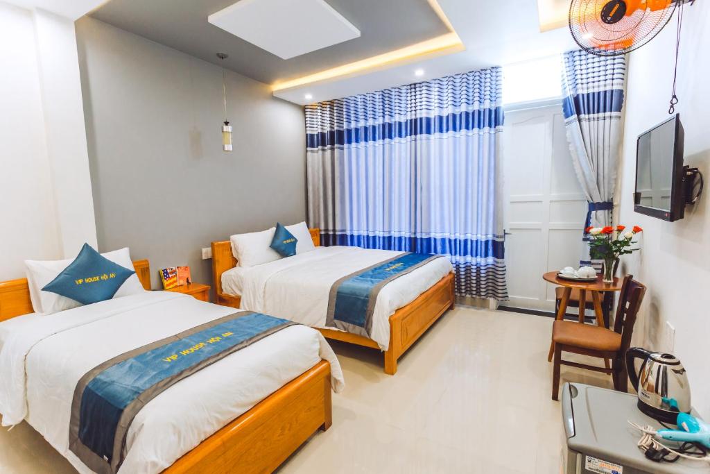 Postel nebo postele na pokoji v ubytování Vip House Hoi An Homestay