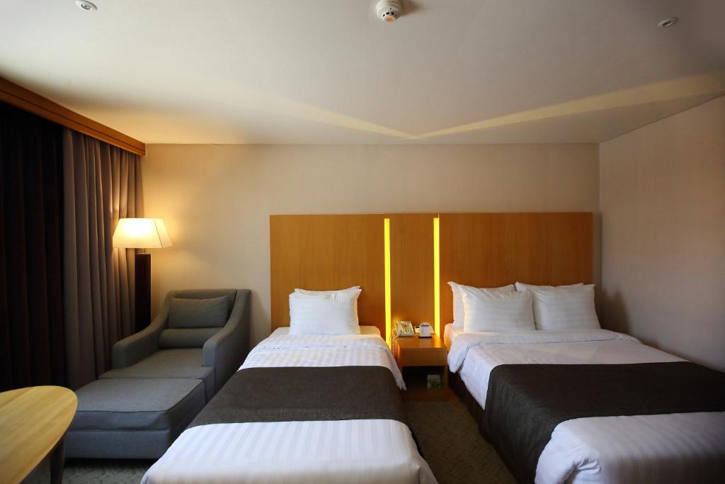 Postel nebo postele na pokoji v ubytování Ramada by Wyndham Songdo