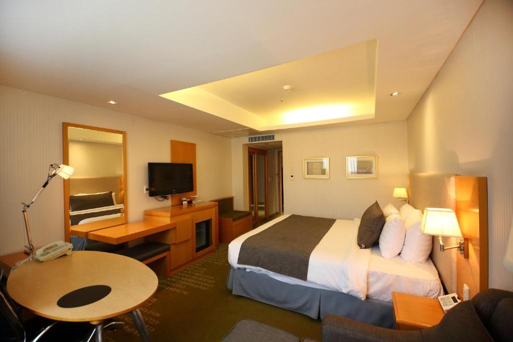 Postel nebo postele na pokoji v ubytování Ramada by Wyndham Songdo