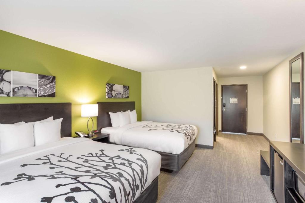 Ένα ή περισσότερα κρεβάτια σε δωμάτιο στο Sleep Inn Logan Ohio-Hocking Hills