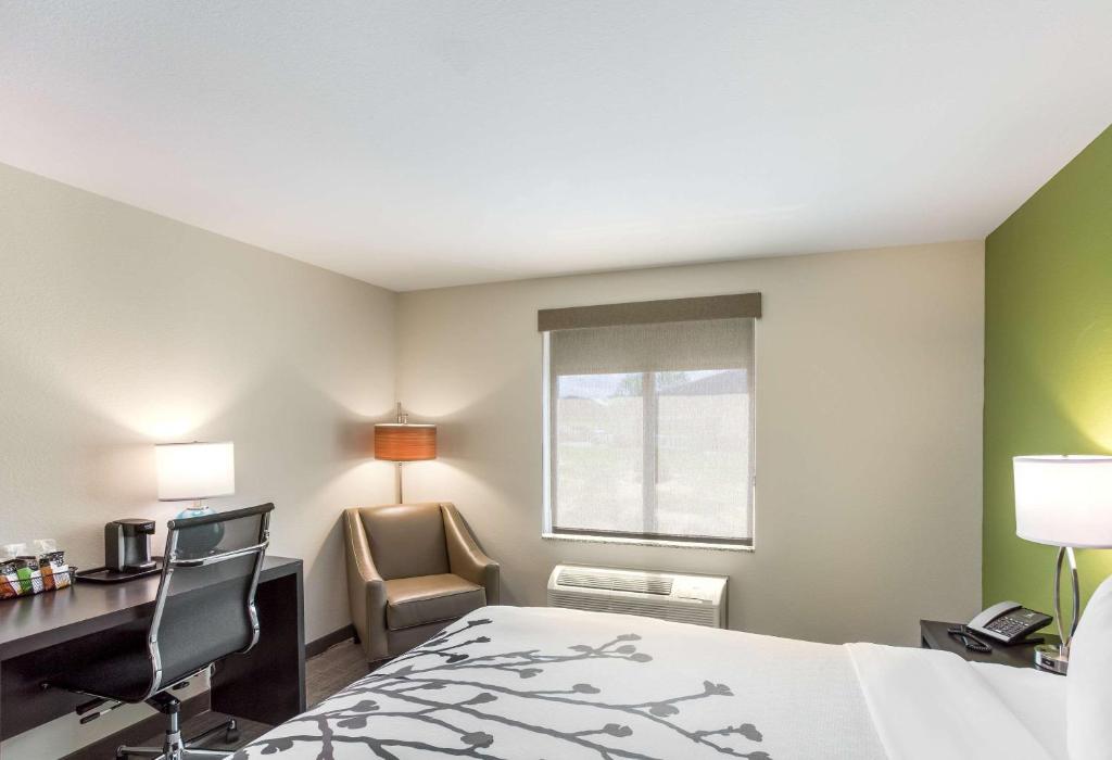 Ένα ή περισσότερα κρεβάτια σε δωμάτιο στο Sleep Inn Logan Ohio-Hocking Hills