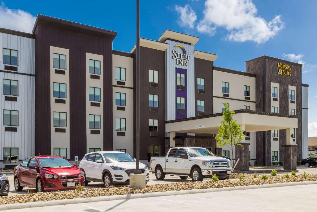 una representación de un hotel con coches aparcados delante en Sleep Inn Logan Ohio-Hocking Hills en Logan
