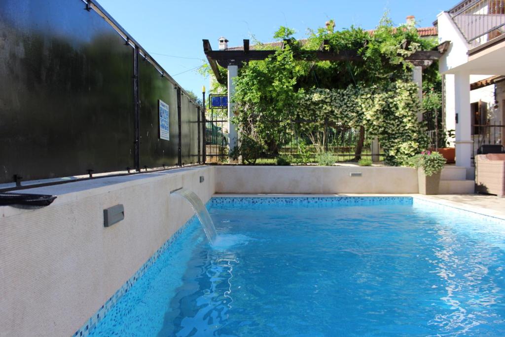 - une piscine avec une fontaine dans l'établissement Kuca za odmor Luna, à Buje