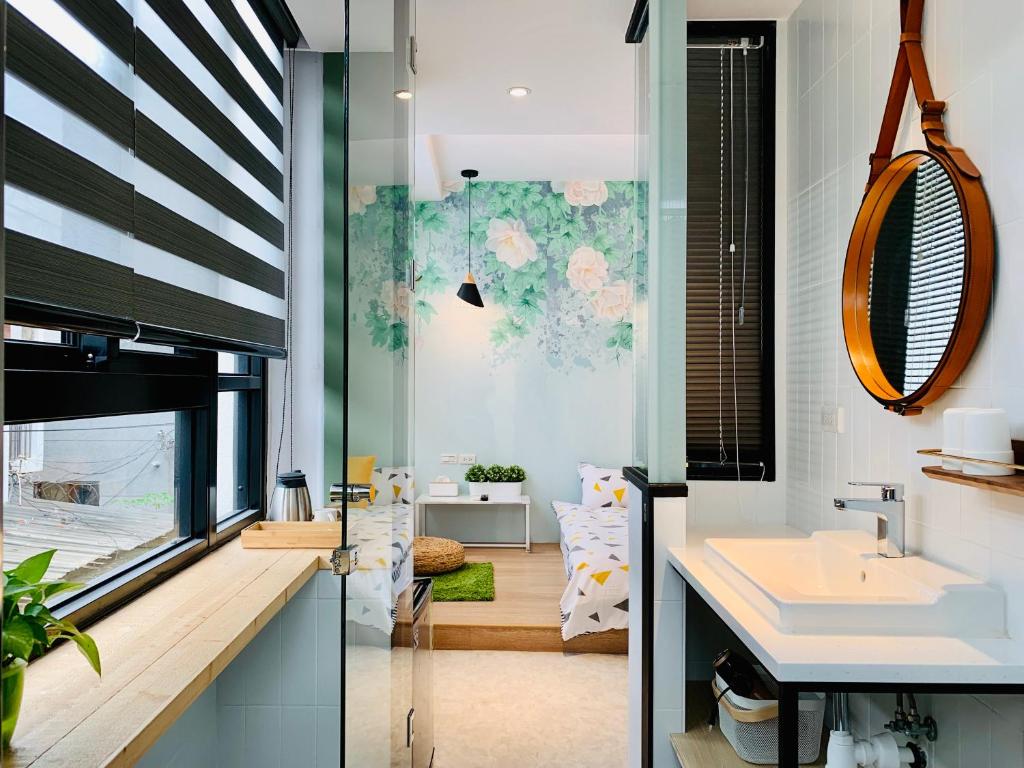 y baño con lavabo y espejo. en Ho.Me-Easyhouse -II, en Tainan