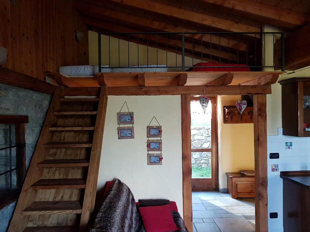 a room with a loft bed in a house at Maien Piolet Milieu in Doues