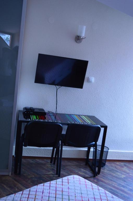 Una televisión o centro de entretenimiento en Apartments Qualitas