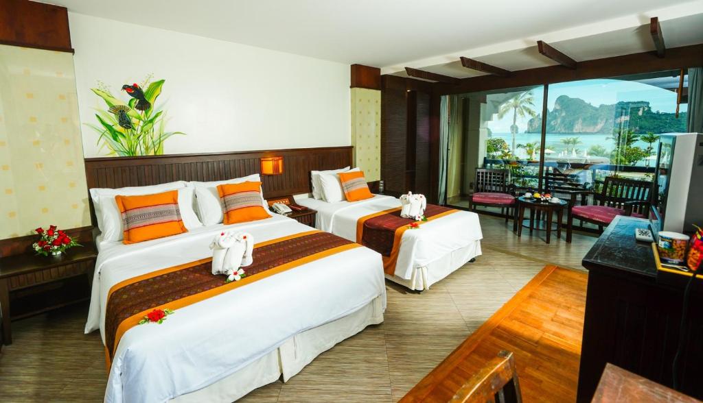Postel nebo postele na pokoji v ubytování Phi Phi Island Cabana Hotel