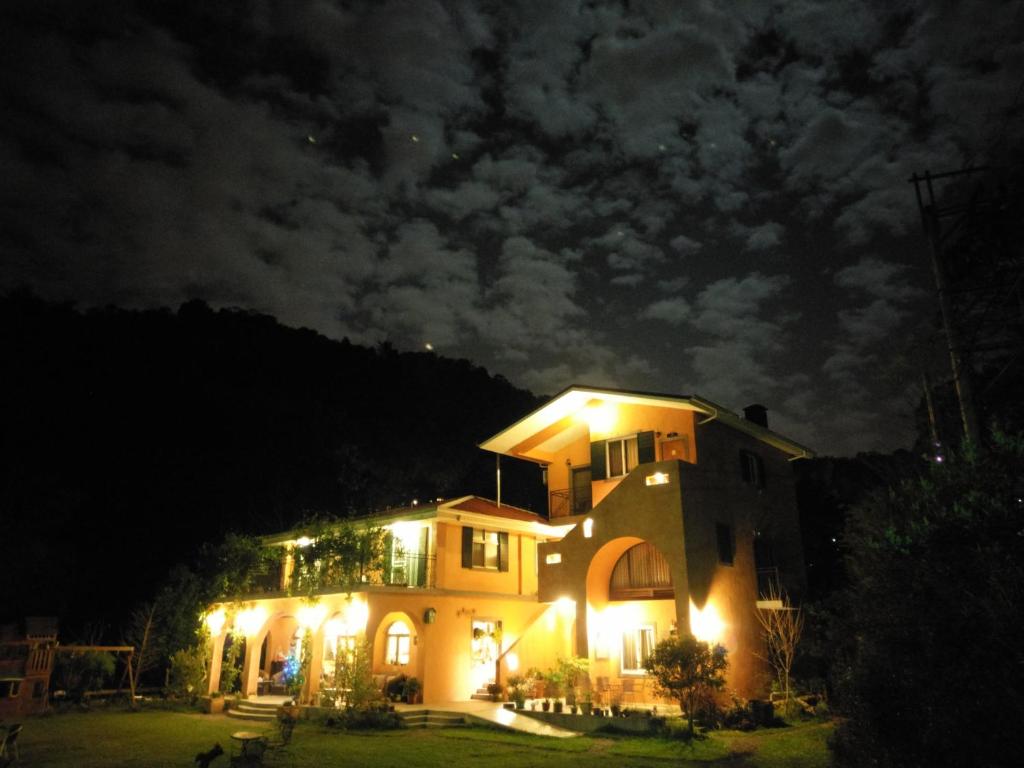 埔里鎮的住宿－布拉姆索鄉村民宿，一座在晚上有灯的大建筑