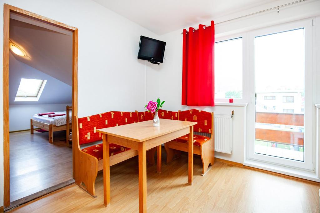 TV a/nebo společenská místnost v ubytování Apartmány Nevädza
