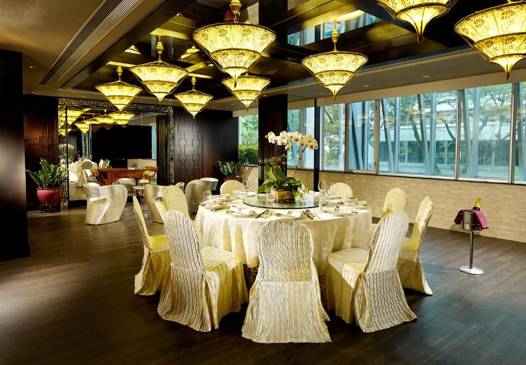 Restoran või mõni muu söögikoht majutusasutuses Regal Riverside Hotel