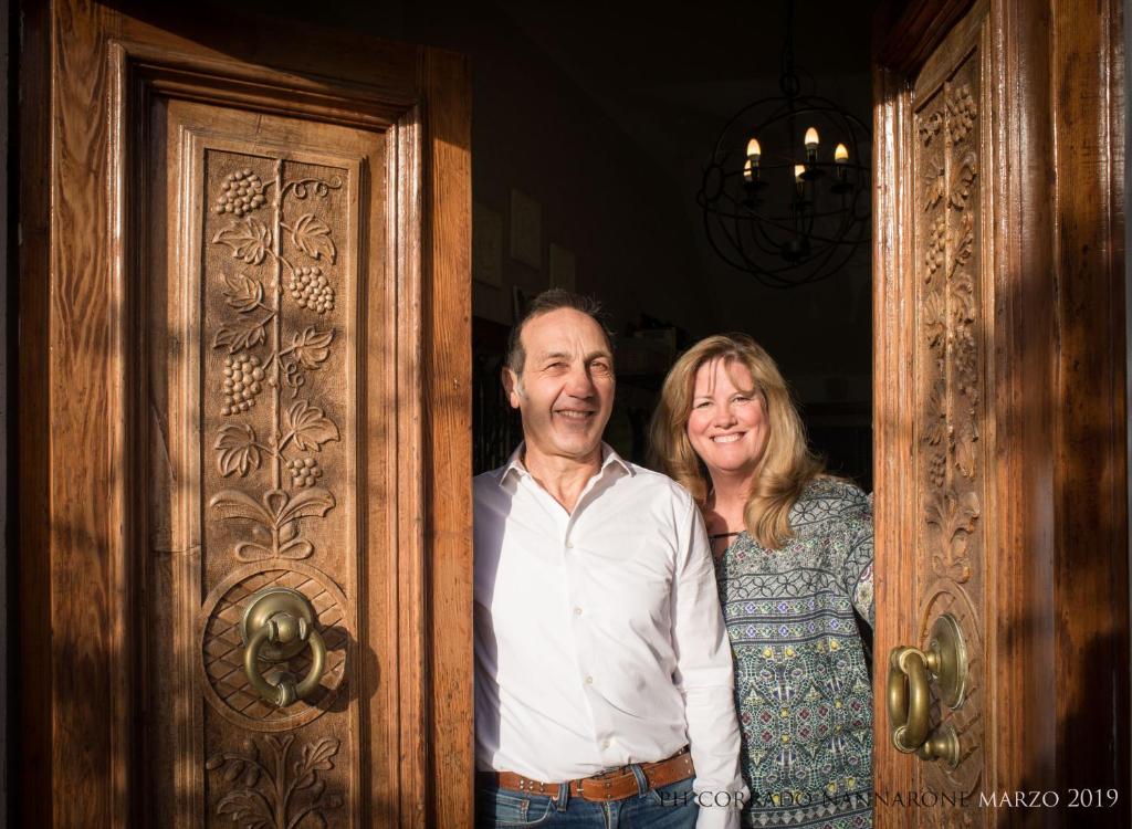 un hombre y una mujer parados frente a una puerta en La Rocca Mia House B&B, en Roccacasale
