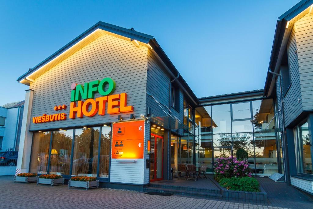 een hotel met een bord aan de voorzijde bij Info Hotel in Palanga