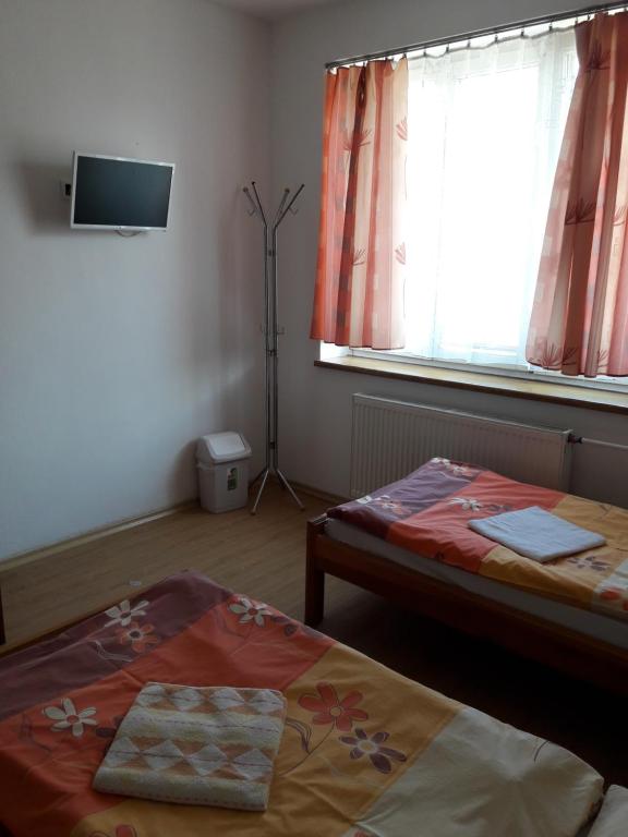Postel nebo postele na pokoji v ubytování Ubytovňa a penzión Tavros