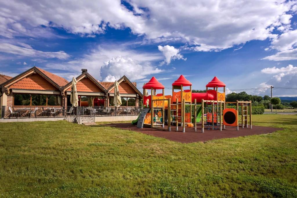 un parque infantil frente a un edificio en Zagorske hiže Purga, en Zlatar Bistrica