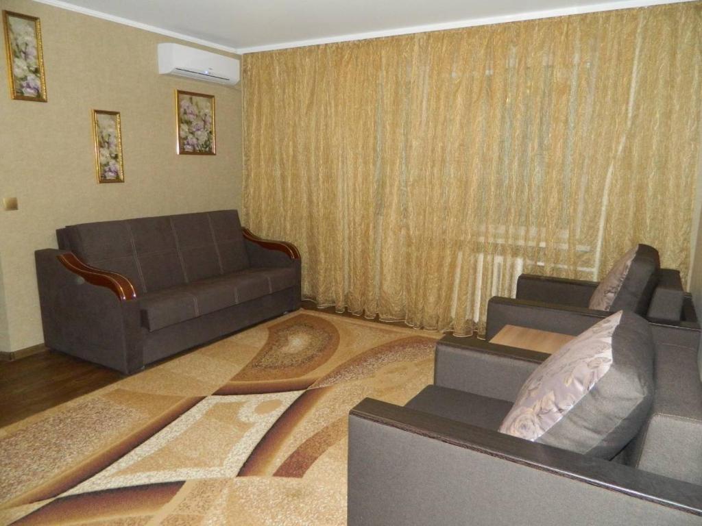 sala de estar con sofá, sofá y mesa en ул. Киевская Апартаменты, en Kremenchuk