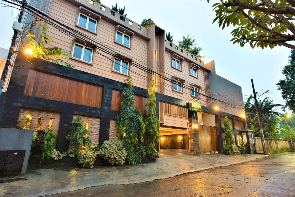 un edificio con plantas a su lado en Kasira Residence, en Yakarta