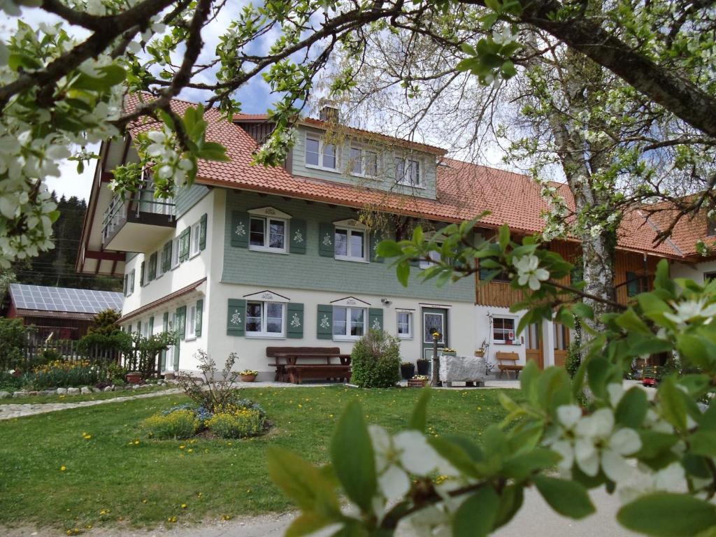 阿爾戈伊地區伊斯尼的住宿－Rosenhof，一座大型白色房屋,设有红色屋顶