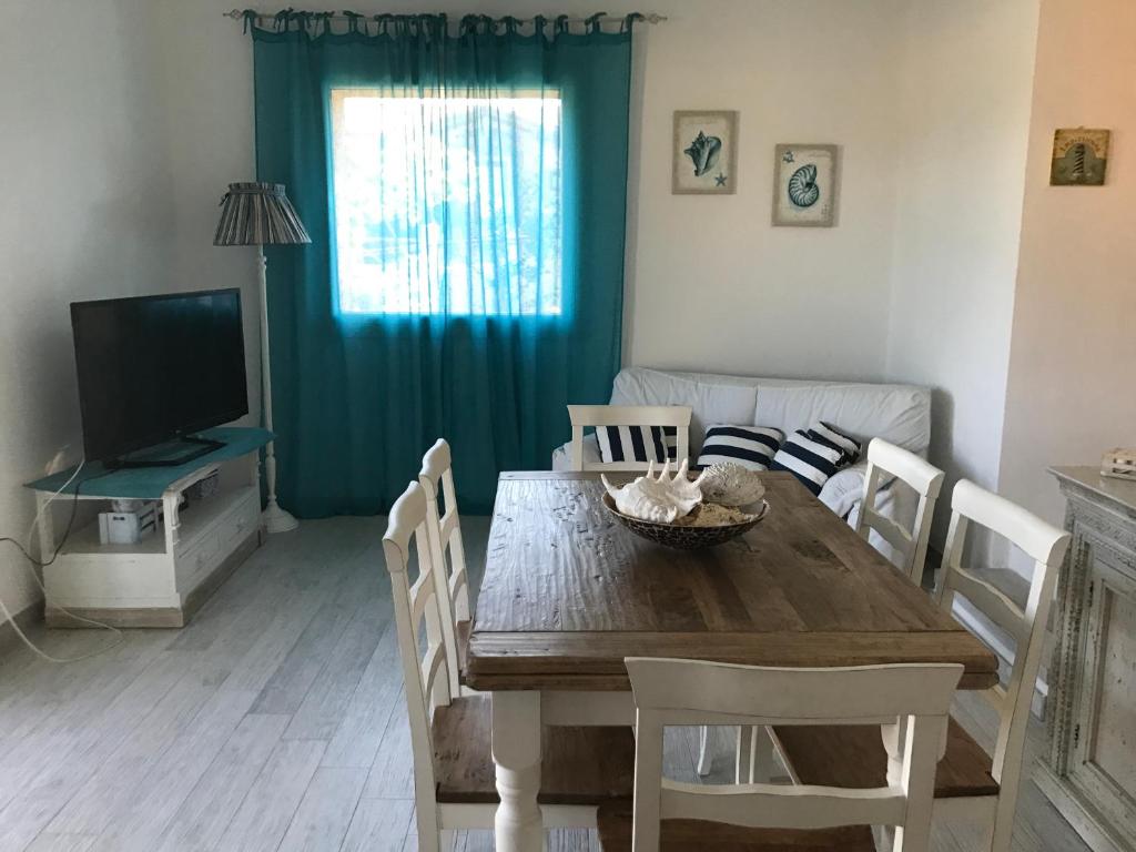 Televízia a/alebo spoločenská miestnosť v ubytovaní Villa della pietra