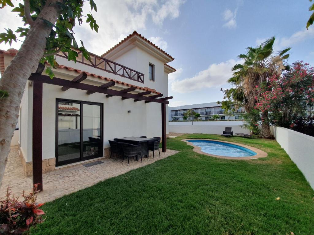 a backyard with a pool and a house at Villa with privat pool near beach Santa Maria Sal Kap Verde in Prainha