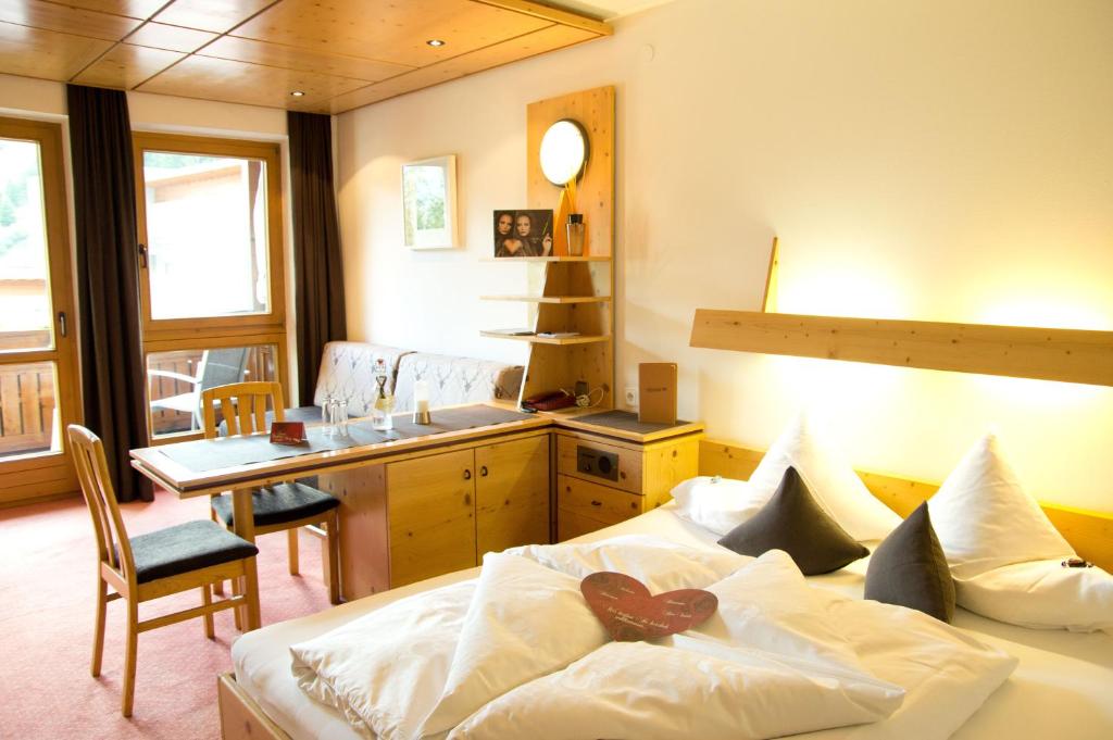 Postel nebo postele na pokoji v ubytování Hotel Garni Hainbacherhof