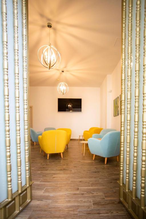 Televízia a/alebo spoločenská miestnosť v ubytovaní Hotel Bari