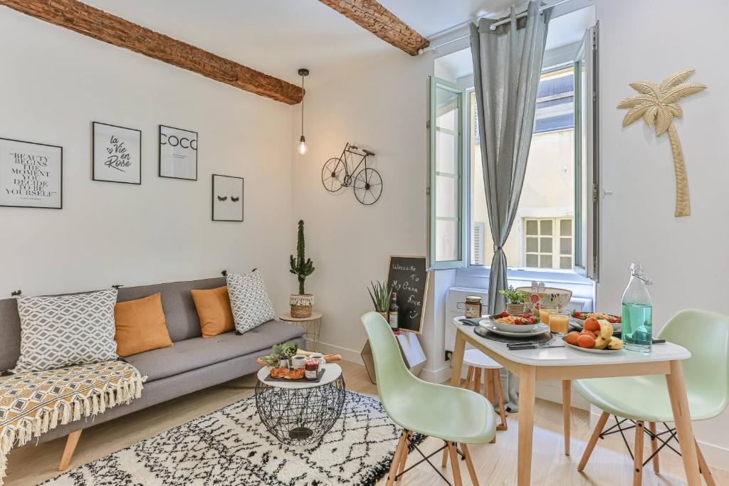 - un salon avec un canapé et une table dans l'établissement MY CASA - LA CIVETTE, à Nice