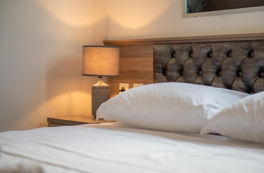 Postel nebo postele na pokoji v ubytování Jolandas Suites