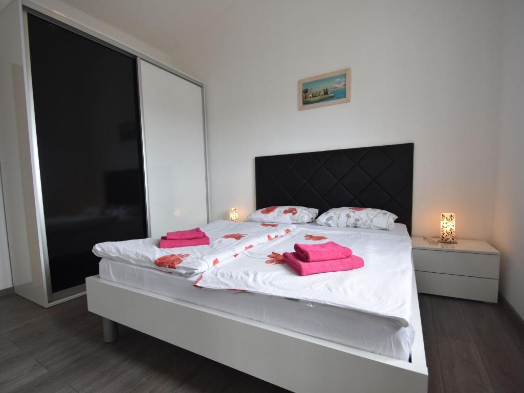 Fotografia z galérie ubytovania Nice apartment with shared swimming pool only 500m from the beach and 4km from Trogir v Trogiri