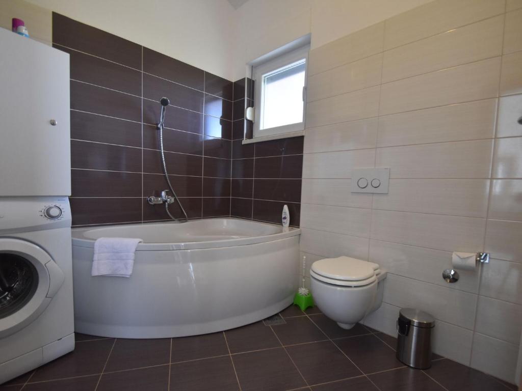 Fotografia z galérie ubytovania Nice apartment with shared swimming pool only 500m from the beach and 4km from Trogir v Trogiri