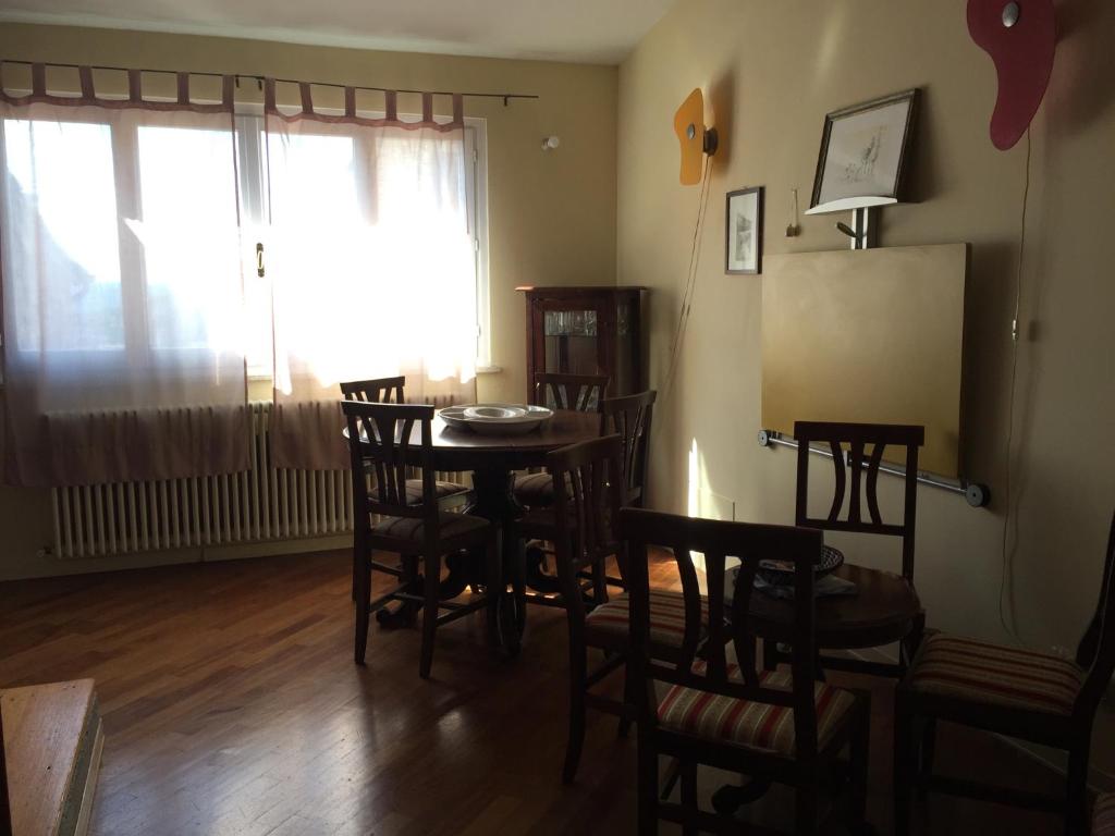 d'une salle à manger avec une table, des chaises et une fenêtre. dans l'établissement Casa Loretta, à Pérouse