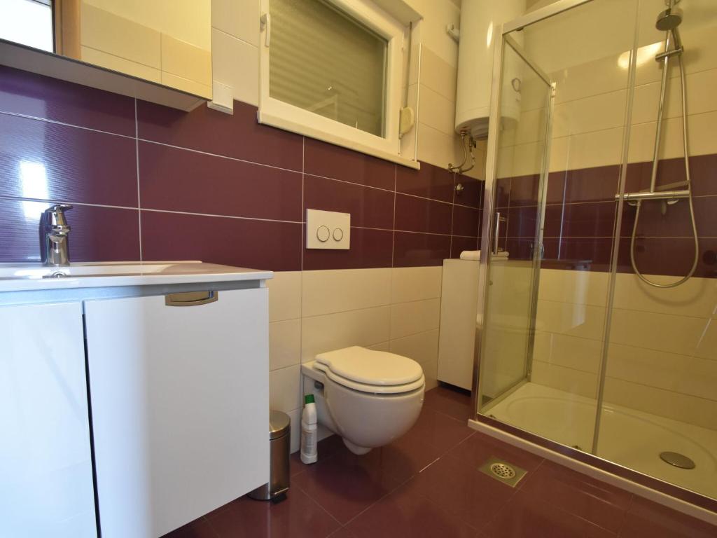 Fotografia z galérie ubytovania Nice apartment with shared swimming pool only 500m from the beach and 4km from Trogir v Trogiri