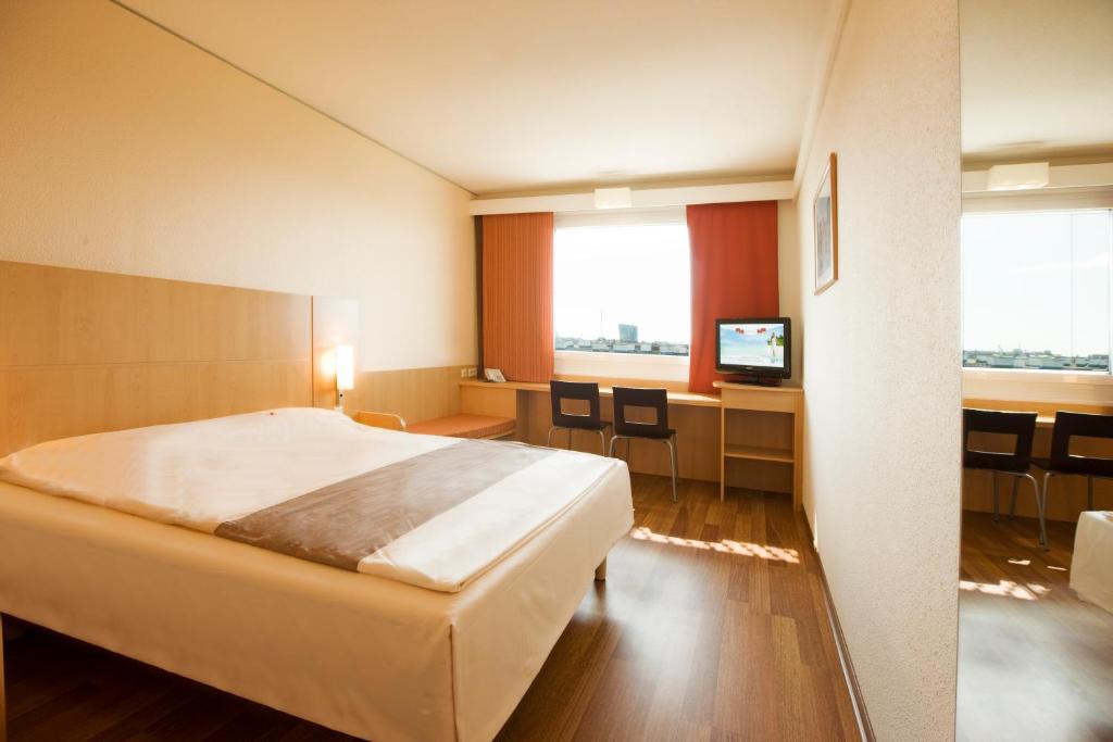 pokój hotelowy z łóżkiem i telewizorem w obiekcie Ibis Wien Messe w Wiedniu