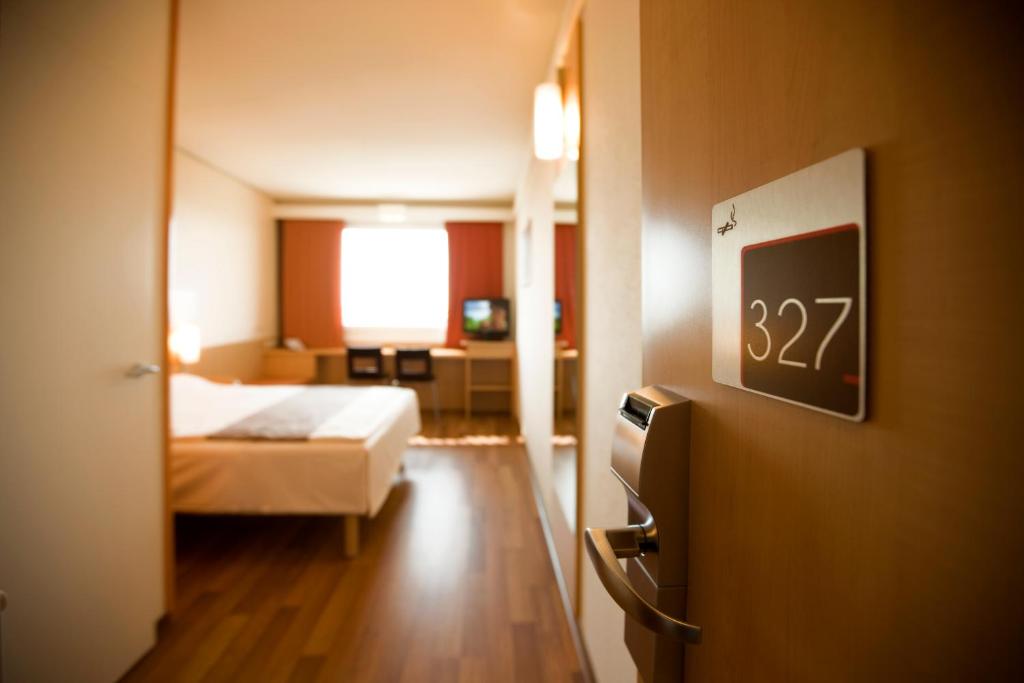 Łóżko lub łóżka w pokoju w obiekcie Ibis Wien Messe