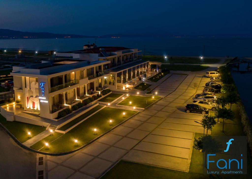 une vue aérienne sur un bâtiment la nuit dans l'établissement Fani Luxury Apartments Stavros, à Stavros