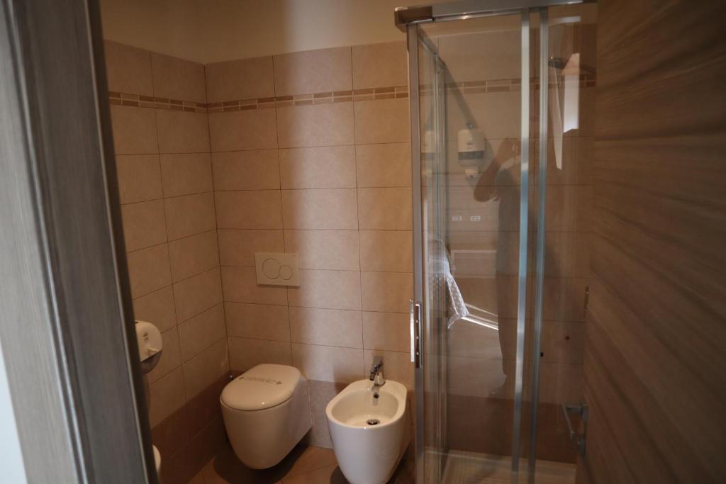 Koupelna v ubytování Albergo Del Ponte