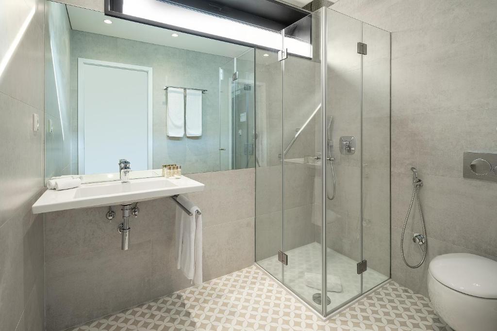 Koupelna v ubytování Caléway Hotel