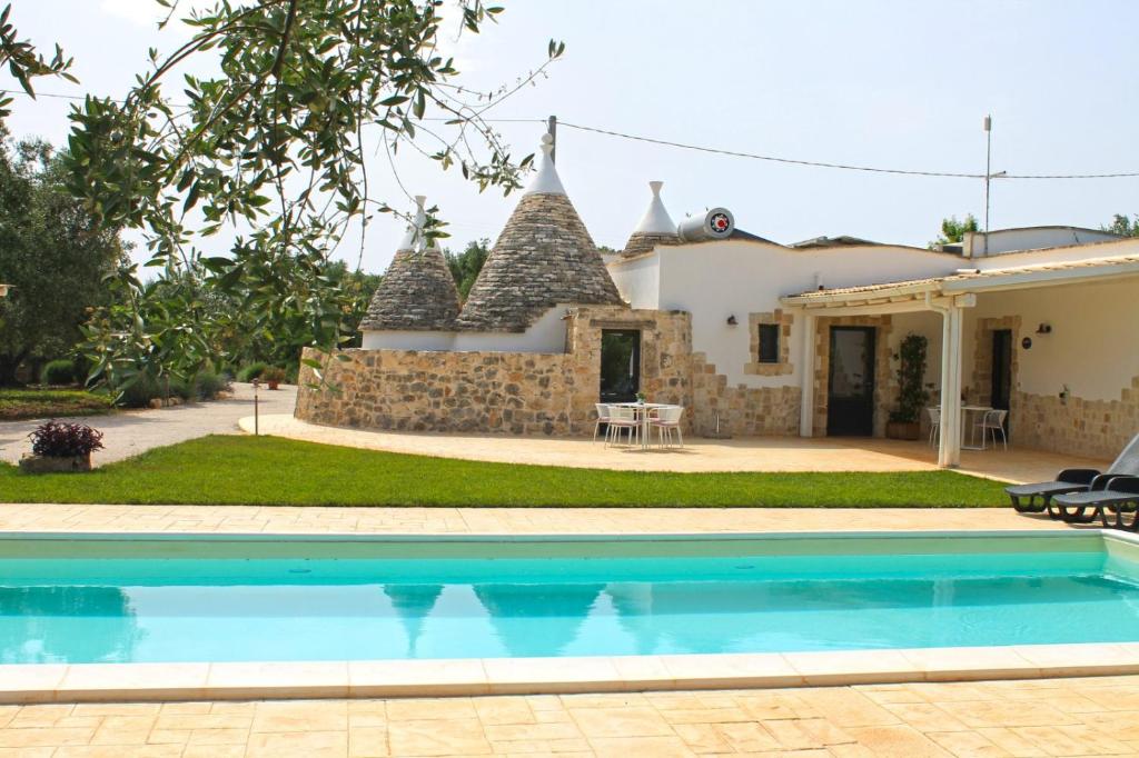 willa z basenem przed domem w obiekcie Residence Spadalunga w mieście San Michele Salentino