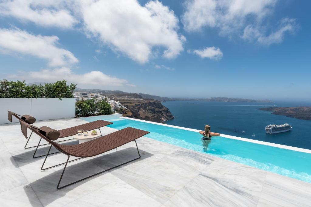 uma piscina com vista para o oceano em White Ark em Fira