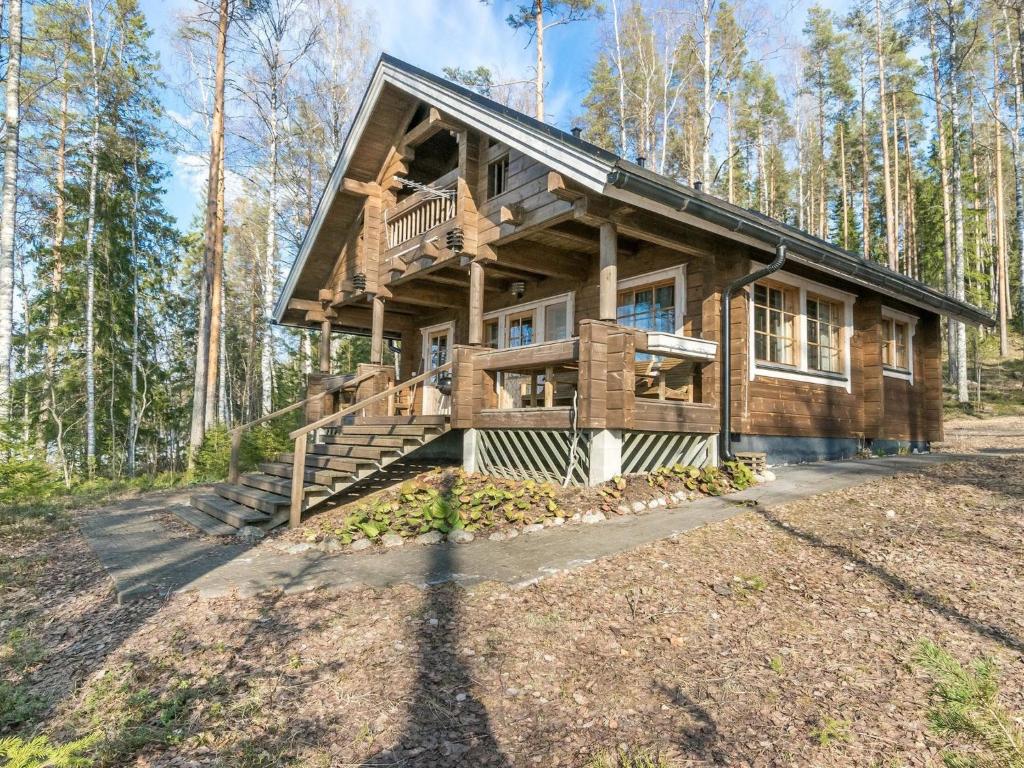 een boomhut in het bos met een grote veranda bij Holiday Home Pirttiniemi by Interhome in Kangasniemi