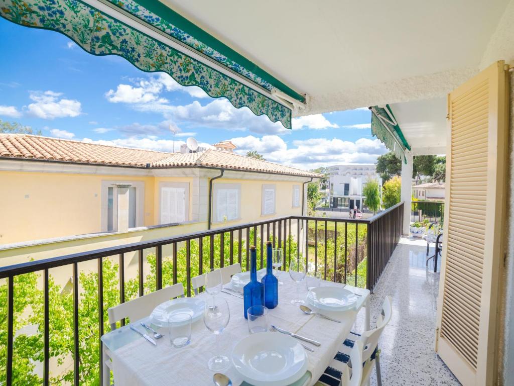 una mesa de comedor en el balcón de una casa en Apartment Los Girasoles by Interhome, en Alcudia