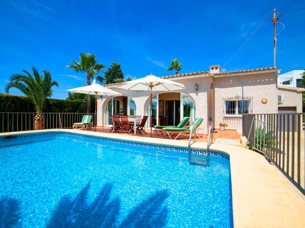 Bazén v ubytovaní Holiday Home Alma by Interhome alebo v jeho blízkosti
