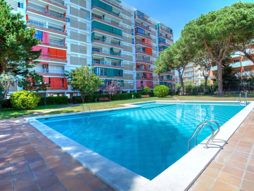 una piscina frente a un edificio de apartamentos en Apartment Incar by Interhome, en Blanes