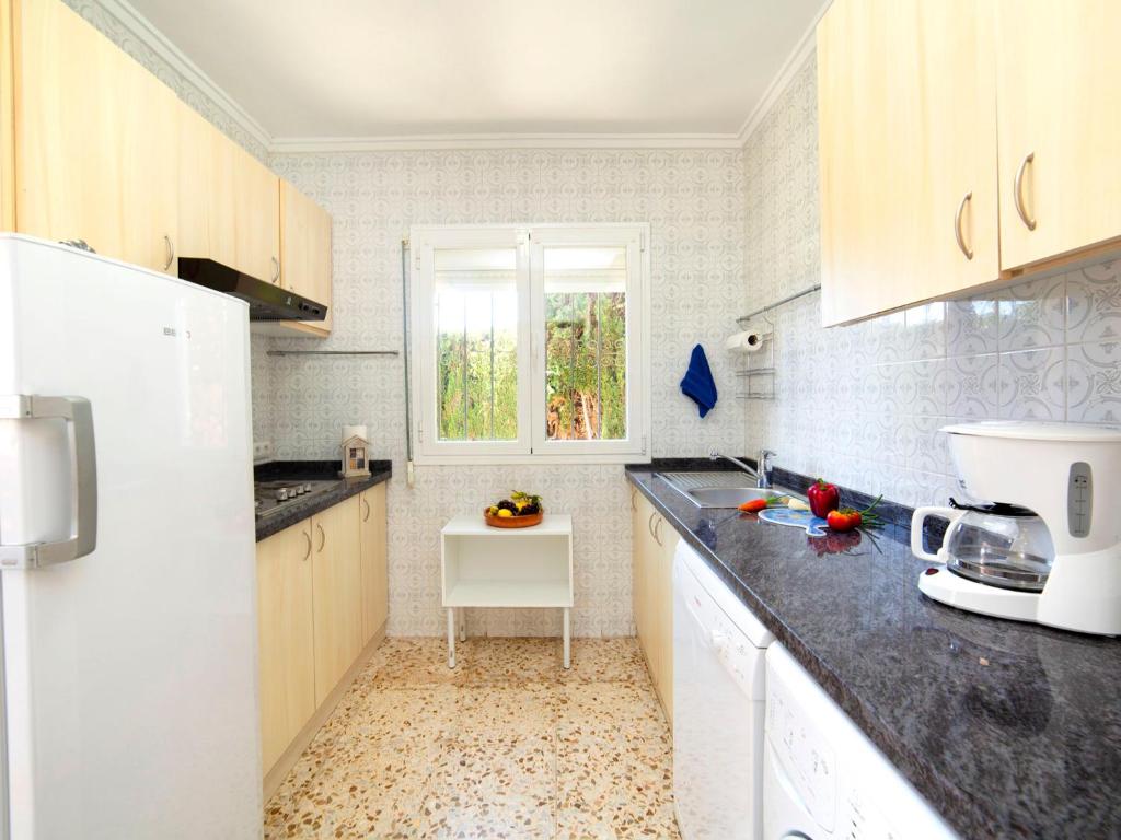 Kuchyňa alebo kuchynka v ubytovaní Holiday Home Alma by Interhome