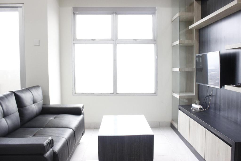 Televisyen dan/atau pusat hiburan di Cozy 2BR Apartment @ Newton Residence By Travelio