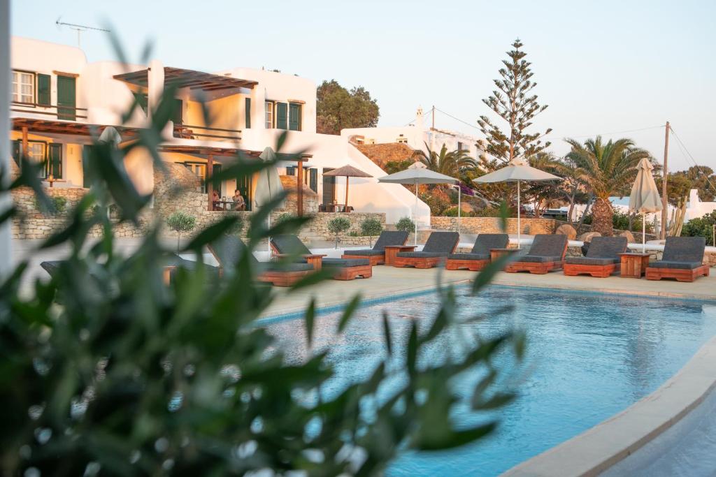 Bazén v ubytování Seethrough Mykonos Suites nebo v jeho okolí