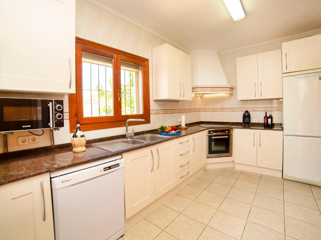 Kuchyň nebo kuchyňský kout v ubytování Villa Charme by Interhome