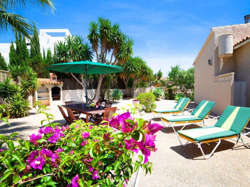 Vonkajšia záhrada v ubytovaní Holiday Home Alma by Interhome