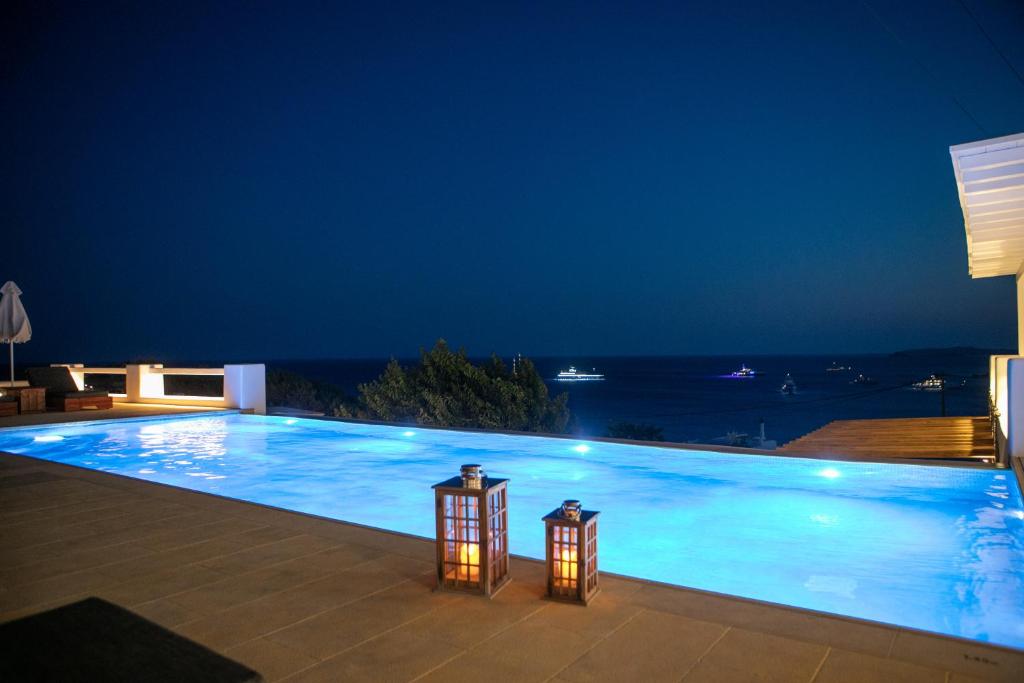 Bazén v ubytování Seethrough Mykonos Suites nebo v jeho okolí